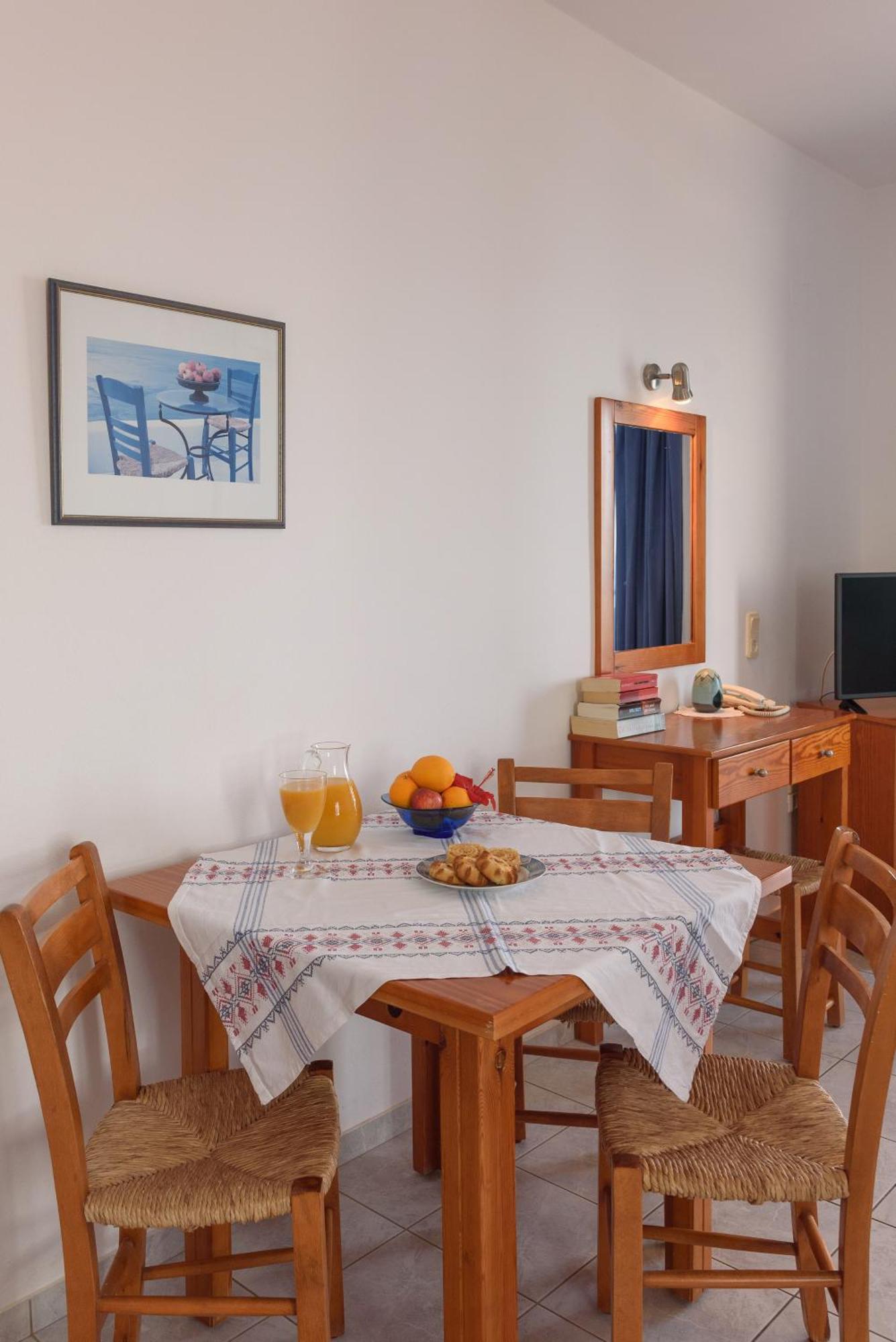Finikas Studios & Apartments - Kalamaki Holidays ภายนอก รูปภาพ