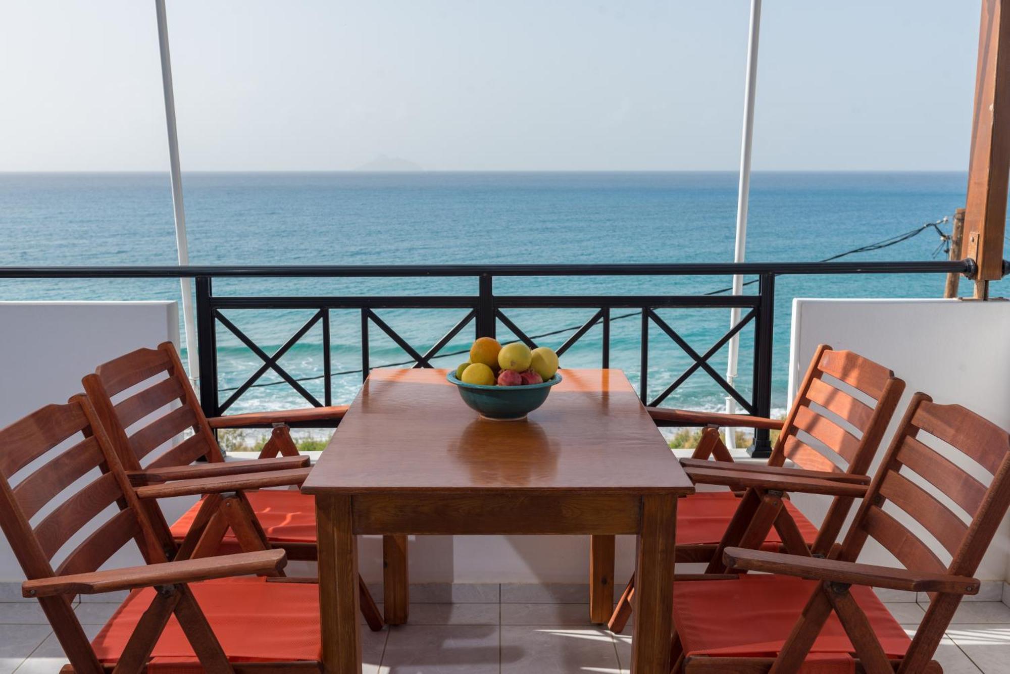 Finikas Studios & Apartments - Kalamaki Holidays ภายนอก รูปภาพ