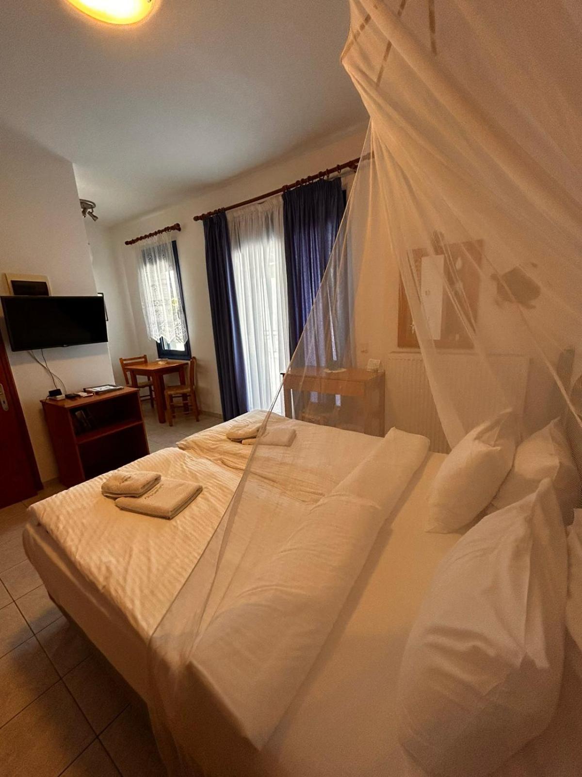 Finikas Studios & Apartments - Kalamaki Holidays ภายนอก รูปภาพ