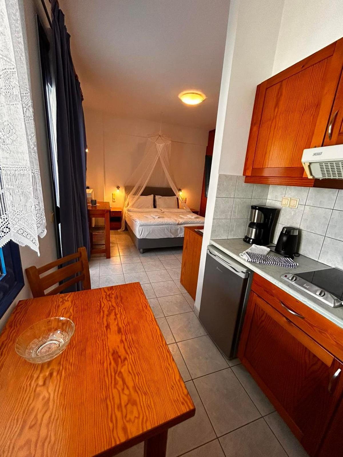 Finikas Studios & Apartments - Kalamaki Holidays ภายนอก รูปภาพ