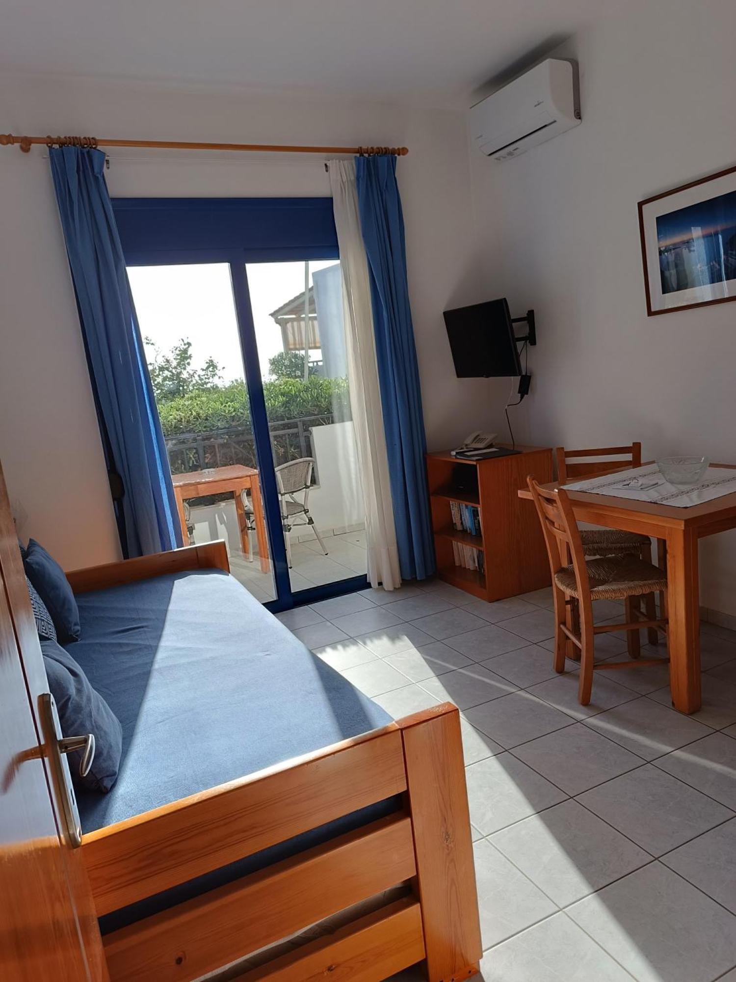 Finikas Studios & Apartments - Kalamaki Holidays ภายนอก รูปภาพ